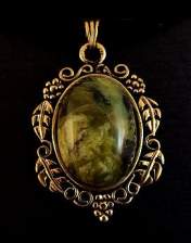 pendant, fancy jasper, leaf pattern goldtone mount, 25x18
